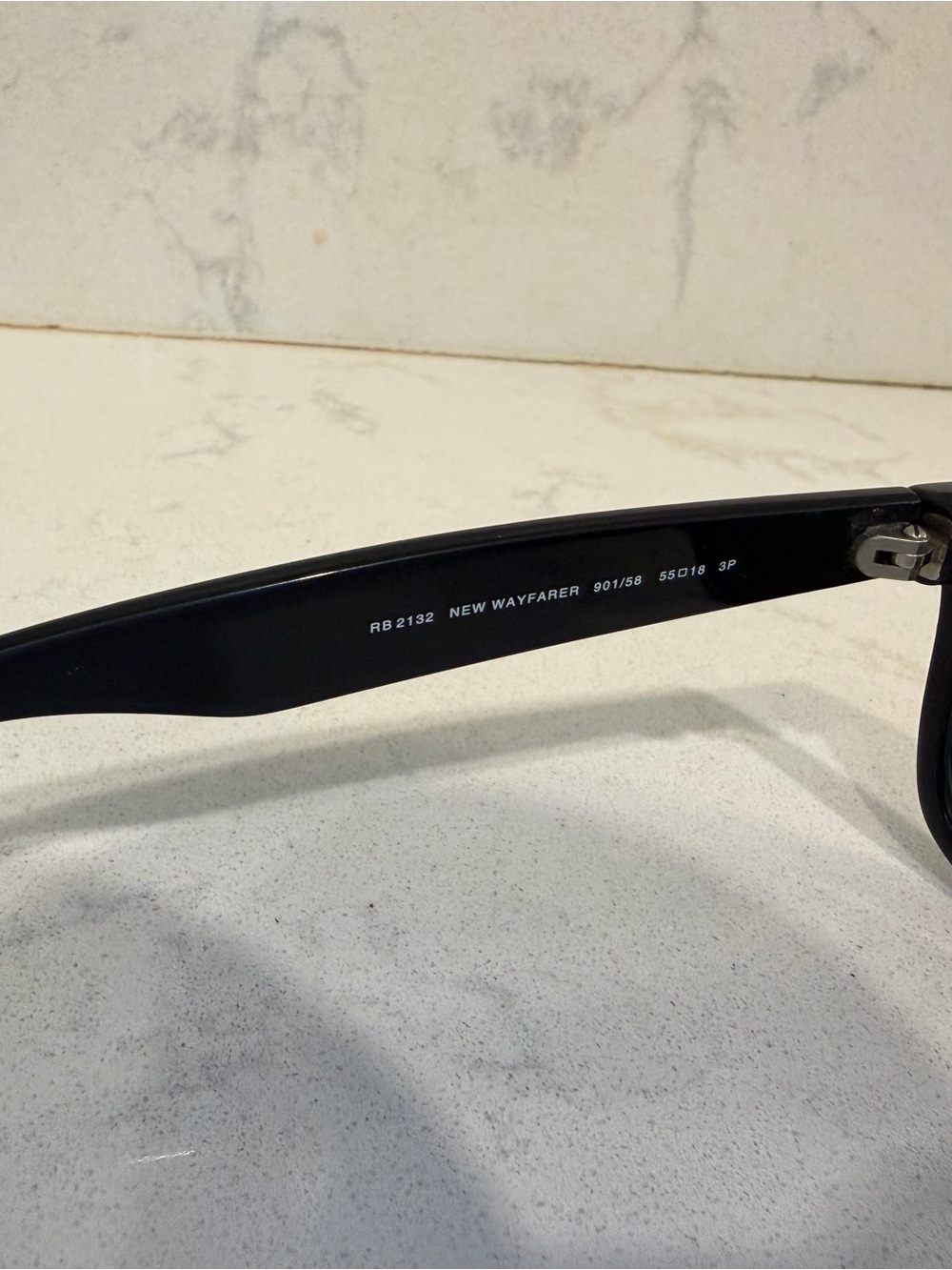 Classic Ray-Ban Wayfarer polarized black sunglasses with case - Picture 3 of 9